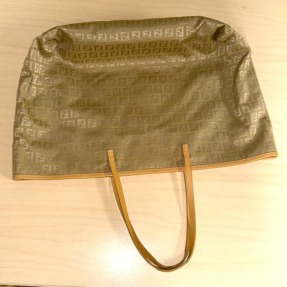 WOW POSHMARK - Authentic Fendi Extra Large Tote - Picture 14 of 16